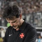 Bastidores: pressão interna faz Pedrinho ceder, e Diniz é pego de surpresa com demissão no Vasco