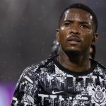 Vitória avança para contratar Cacá, zagueiro do Corinthians