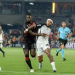 Memphis ironiza árbitros e critica gramado do Athletico em vitória do Corinthians: “Campo horrível”