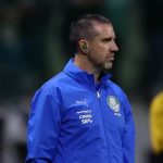 Fala de auxiliar de Abel Ferreira soa como crítica rasa ao Brasil e como estratégia de comunicação disfarçada