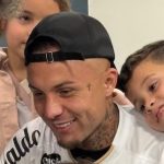 Everton Cebolinha é recebido por Alexandre Mattos no aeroporto e veste a camisa do Santos