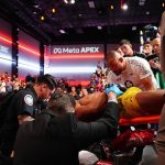 Raoni Barcellos faz tomografia e tem quadro estável após sair de maca de luta no UFC